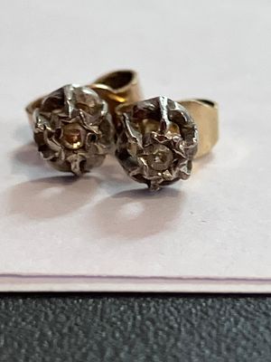 Classic Pair of 9 CARAT GOLD, DIAMOND STUD EARRINGS. Complete with Gold Backs. 0.67 Grams.