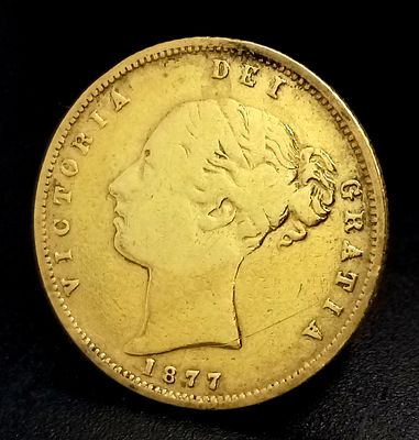An 1877 QUEEN VICTORIA YOUNG HEAD SHIELD BACK HALF SOVEREIGN COIN. REF: 9724 - 2