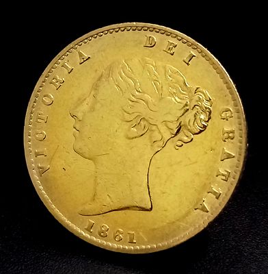 A 1861 QUEEN VICTORIA YOUNG HEAD SHIELD BACK REV DOT ON SHIELD HALF SOVEREIGN COIN. REF: 9724 - 1