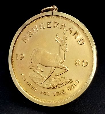 A KRUGERRAND COIN DATED 1980 - 1 OZ OF FINE GOLD (22K) IN A 9K GOLD PENDANT SETTING. KRUGERRAND 