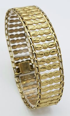 AN ART DECO STYLE RHINESTONE BRACELET IN 9K GOLD . 12.7gms 19cms