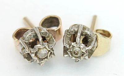 Pair of 9 CARAT GOLD, DIAMOND STUD EARRINGS . Complete With Gold Backs. 0.67 Grams.