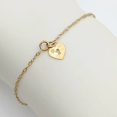 9 CARAT GOLD FINE CHAIN BRACELET with CHARM. 0.5 Grams . 17 cm.