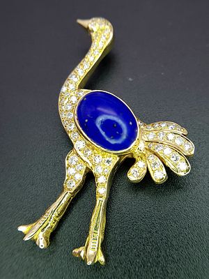 An 18K YELLOW GOLD DIAMOND AND LAPIS LAZULI SET OSTRICH PIN BROOCH 11.5G WFBB. Ref: TH 7002