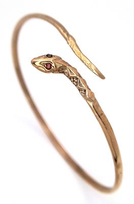A ONE EYED SNAKE BANGLE (ONE EYE STONE IS MISSING) . 4.76gms