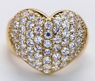 An 18K YELLOW GOLD DIAMOND SET HEART RING 1.15CT 8.1G SIZE N. Ref: TH 7003