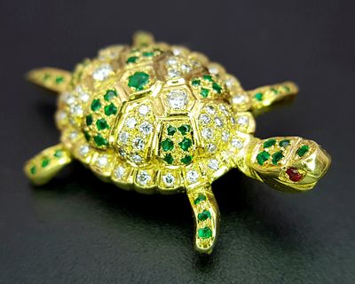 An 18K YELLOW GOLD DIAMOND AND EMERALD SET TURTLE PIN BROOCH 12.4G WFBB. Ref: TH 7001