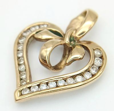 A 9K YELLOW GOLD DIAMOND SET HEART PENDANT 2.5G. Ref: SC 7047