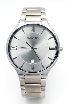 A Stylish Sekonda Brushed Stainless Steel Gents Watch. Case - 40mm. Silver tone dial with date 