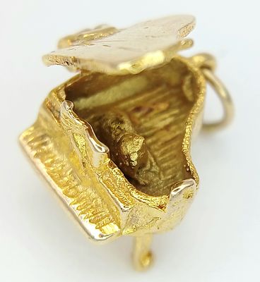 A 9K YELLOW GOLD PIANO CHARM / PENDANT WHICH OPENS TO REVEAL A CAT INSIDE 2.6G. Ref: A/S 1326 - 2