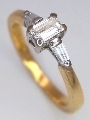 AN 18K YELLOW GOLD 3 STONE DIAMOND RING - 0.30CTW. 2.9G. SIZE J. SC6059.