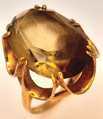 A Vintage 9K Yellow Gold Smoky Quartz Ring. Large oval stone. Size N. 5.55g total weight.