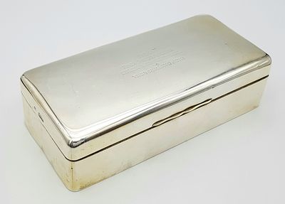An antique sterling silver wooden cigar box. Full London hallmarks, 1924. Total weight 852G. 