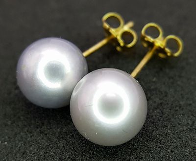 A Beautiful Pair of 18 Carat Gold Pearl Earrings. Pearls are very good quality and measure 