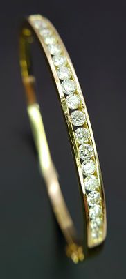18K YELLOW GOLD DIAMOND SET BANGLE 13.7G APPROX 2CT OF DIAMONDS . REF: SP 6001
