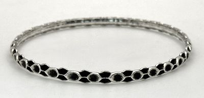 A vintage silver stylish bangle. Total weight 13.3G, Diameter 7.5cm.