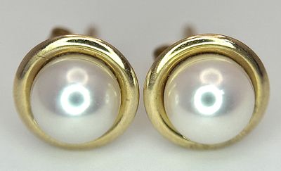 A Pair of 9 Carat Yellow Gold Cultured Pearl Stud Earrings. Set with 6mm Pearls. Come in 