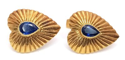 A Pair of 18K Yellow Gold Heart-Shaped Cufflinks - Both having pear shaped set sapphires - 