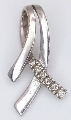 A 9K White Gold Diamond Crossover Pendant. 2cm. 0.6g.