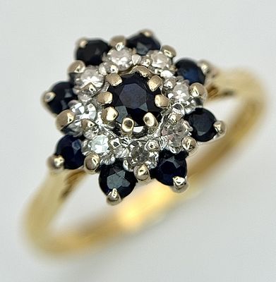 AN 18K YELLOW GOLD, DIAMOND AND SAPPHIRE SET CLUSTER RING. 3.3G, SIZE K. SC 4045