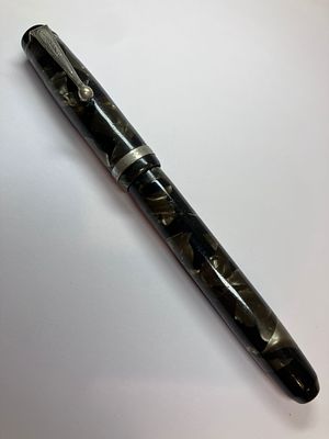 Rare Vintage CANADIAN PARKER FOUNTAIN PEN with 14 CARAT GOLD NIB. CHALLENGER MODEL with 