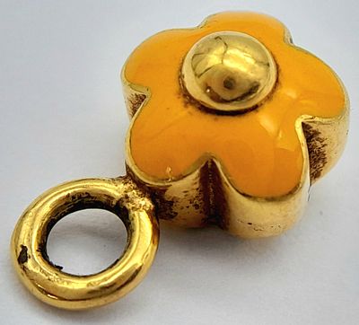 AN 18K GOLD CHARM OR PENDANT WITH ATTRACTIVE YELLOW ENAMEL FLOWER . 3.5gms