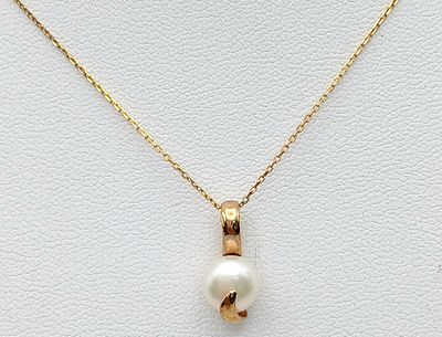 An Elegant 9 Carat Gold and Cultured Pearl Necklace-46cm Length. The Pendant measures a 1.5cm 