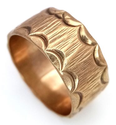 A Vintage Hallmarked 9K Gold Band Ring. Decorative geometric pattern exterior. 9mm width. Size 