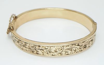 Vintage 9 CARAT GOLD BANGLE with Metal Core. Complete with Safety Chain. Beautiful decoration 