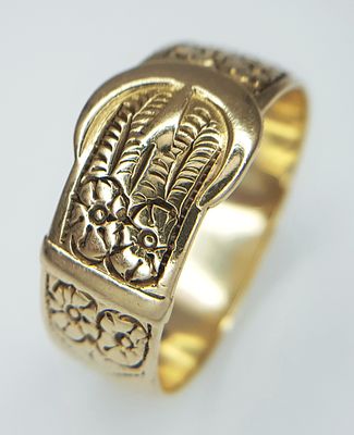 A 9K Yellow Gold Band Ring in Belt Form. 8/9mm width. Size W - W1/2. 5.75g.