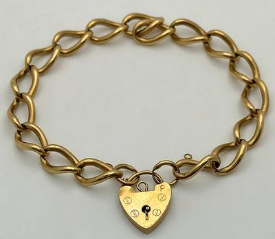 A Vintage Curb Link Chain Bracelet with Heart Clasp. 20cm. 23g.