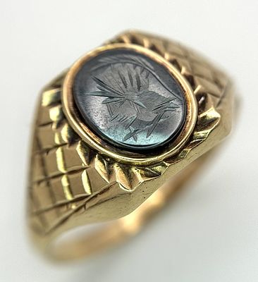 A 9K Yellow Gold Intaglio Stone Set Signet Ring. Size Y. 3.5g.