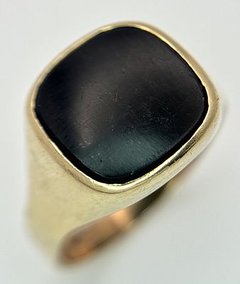 A Vintage 9K Yellow Gold Onyx Signet Ring. Size S 1/2. 4.8g.