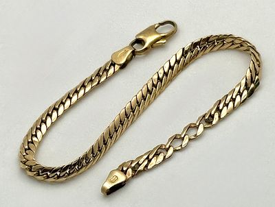 A 9K Yellow Gold Foxtail Link Bracelet. A few missing links so as found.18cm. 4.1g.