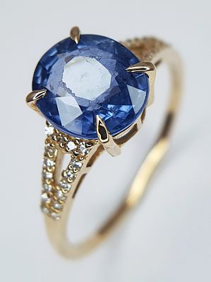 A 14K YELLOW GOLD, 2.75ctw Oval Mixed Cut Natural Sapphire Ring with Diamond Accents. A 2.64ct 