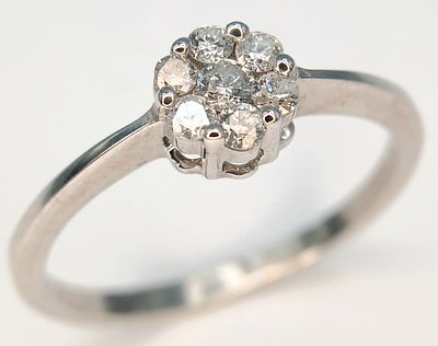 A 9K WHITE GOLD, DIAMOND SET CLUSTER RING. 0.25CTW. 1.8G, SIZE Q. SC 2039