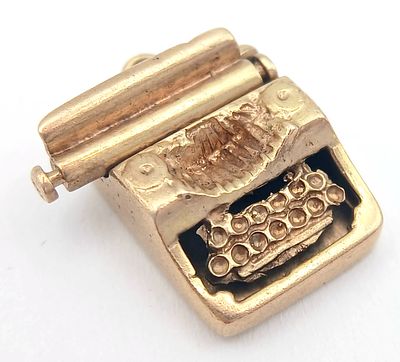 A 9K YELLOW GOLD, TYPEWRITER CHARM / PENDANT, WITH SLIDING TOP SECTION. 2.4G. SC 2040