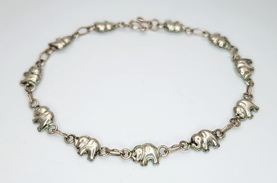 A very cute 925 Silver Elephant Bracelet. 17.5cm length, 3.43g weight.