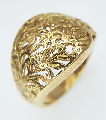 A Gilded 925 Silver Floral Openwork Ring. Size M, 4.16g weight. Some scratches to inner band 