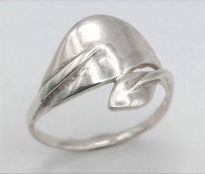 A 925 Silver Crossover Ring. Leaf form. Size T, 2.16g weight.