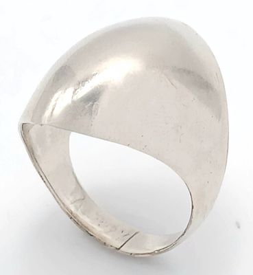 A 925 Silver Modernist Ring. Size P, 4.08g weight.