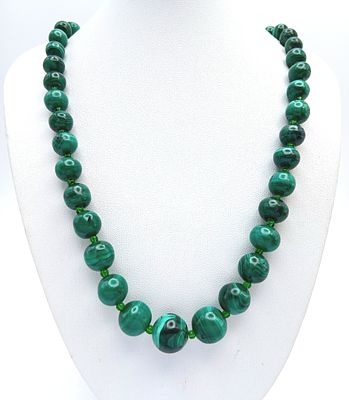 A Pretty Malachite Bead Necklace. Approx 54cm length.