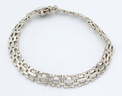 Classic SILVER GATE BRACELET . Fully Hallmarked. Approx 18 cm. Excellent condition, please see 
