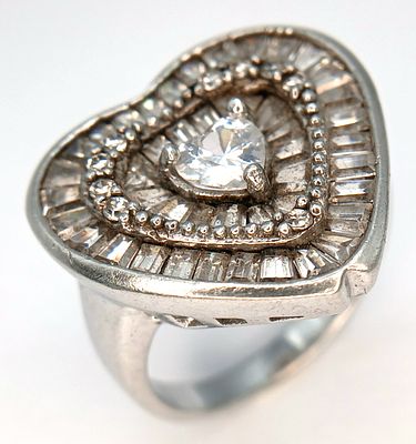 A 925 Silver Heart Shaped Clear Stone Cluster Ring. Heart shaped centre with clear stone set 