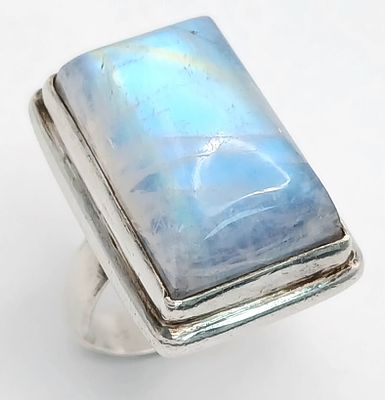 Impressive Vintage SILVER MOONSTONE RING. Comprising a Large CABOCHON MOONSTONE set in 925 
