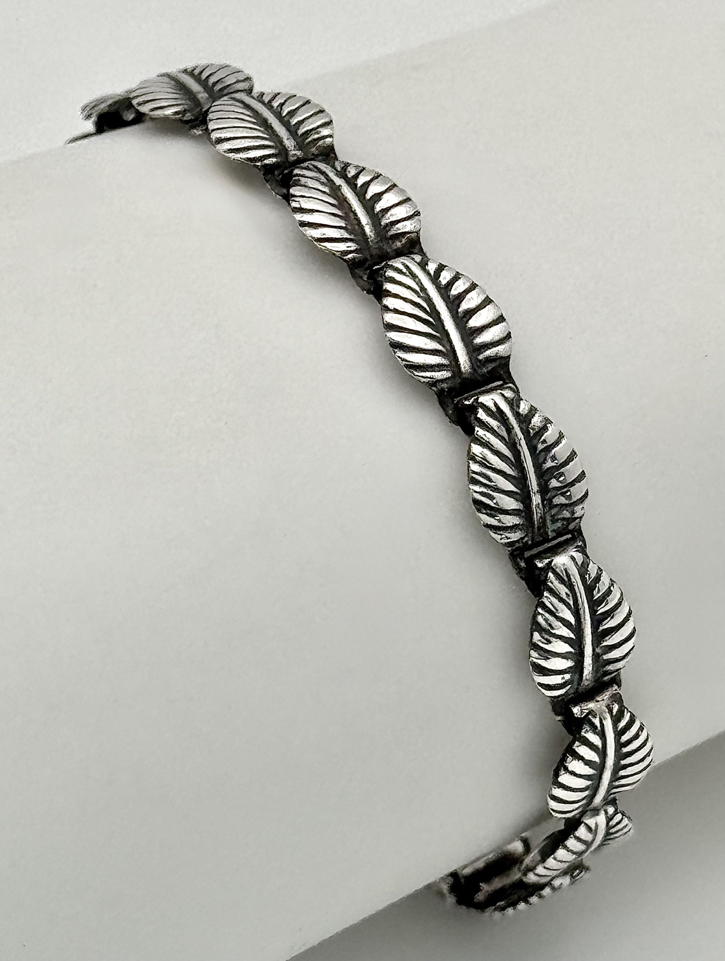 A lovely vintage silver bracelet leaf details, weight 5.48g and 19cm long approx