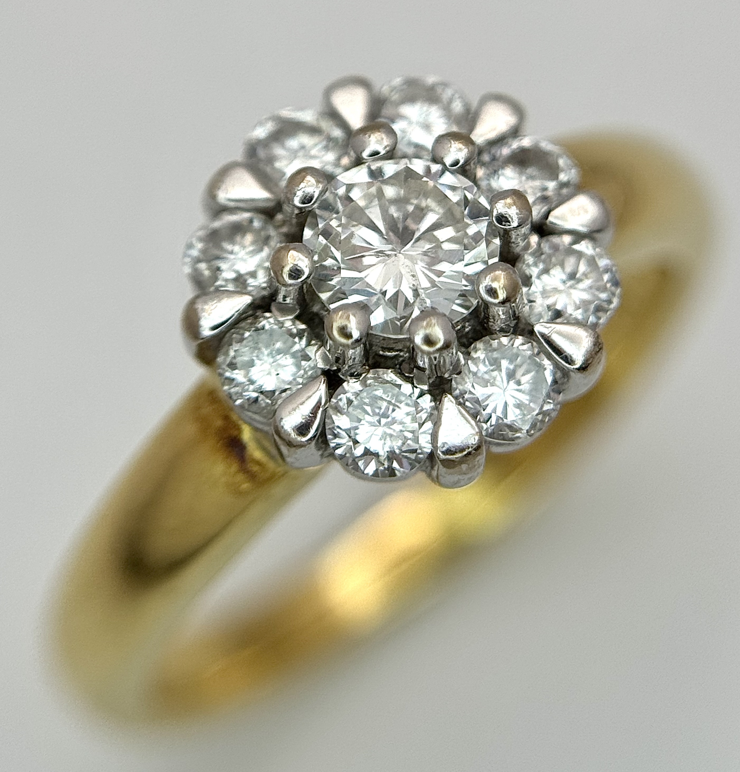 AN 18K YELLOW GOLD, DIAMOND SET, DAISY CLUSTER RING