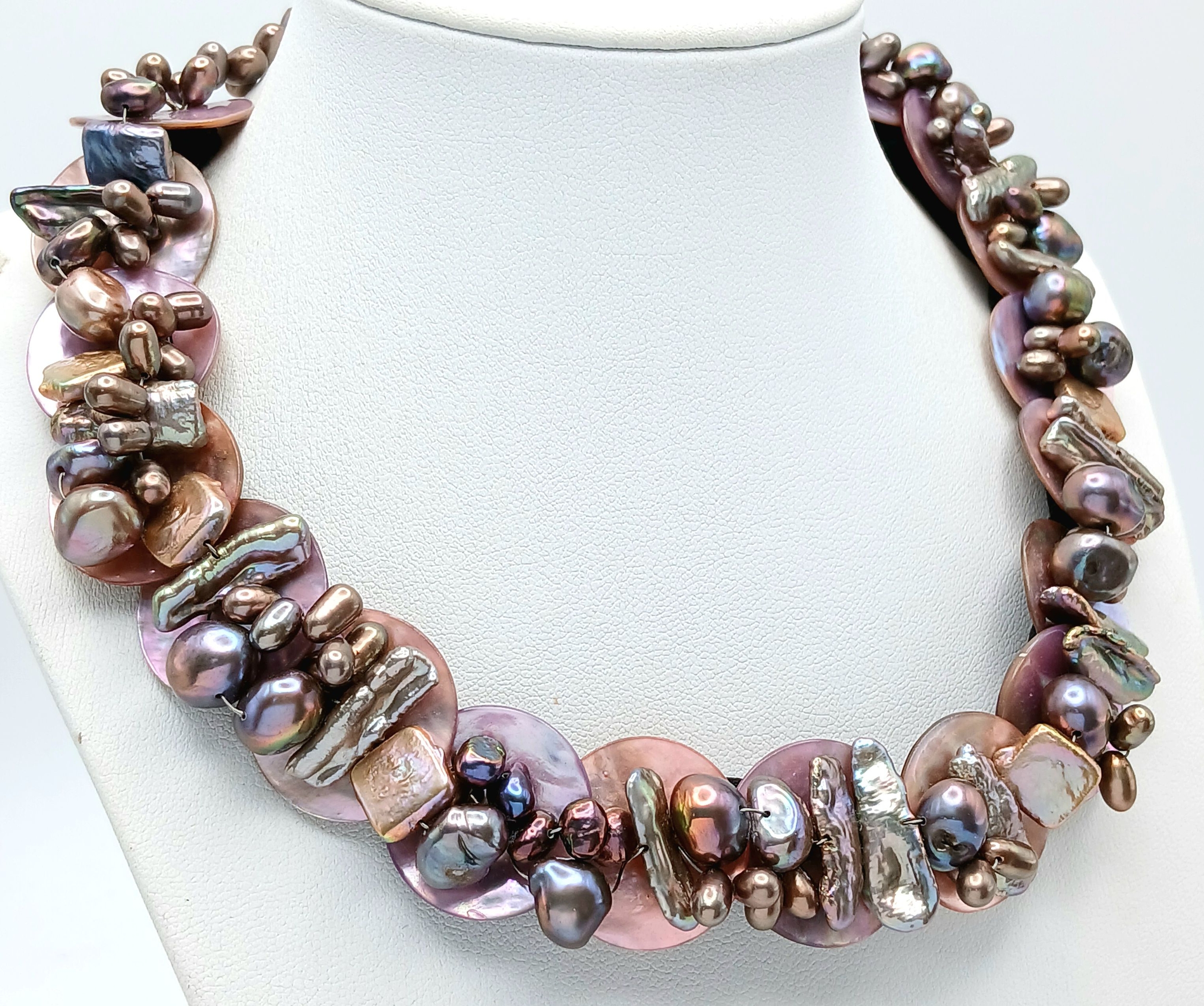 A Lovely Purple Mother of Pearl Disc and Baroque Freshwater Pearl Necklace-40cm