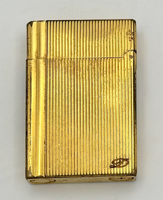 An S.T. Dupont Vintage Gold Plated Lighter. 5.5 x 3.5cm. Needs gas and a flint so as found. UK 