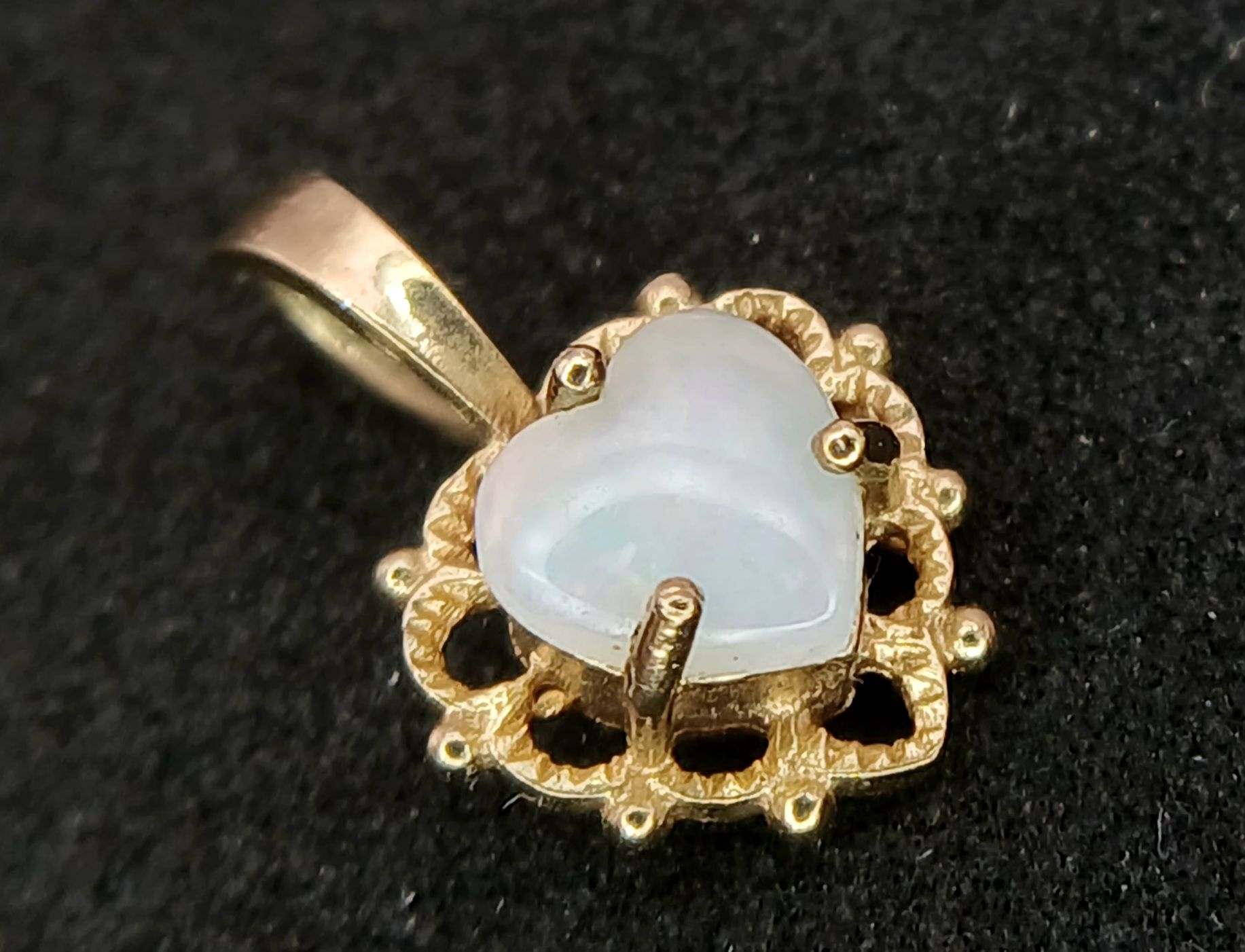 A 9K Yellow Gold, Opal Set, Heart Pendant